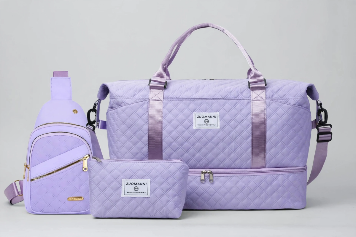 A Three-Piece Travel Set Including a Tote Bag, a Toiletry Bag, And a Shoulder Bag, Featuring a Spacious Independent Shoe Compartment, Perfect for Outdoor Fitness, Travel, Overnight Stays, And Weekend Trips 5 A studio product shot against a light gray background displaying a light purple color tote bag set, including a large travel bag with a bottom zipper pocket, a sling bag, and a pouch.