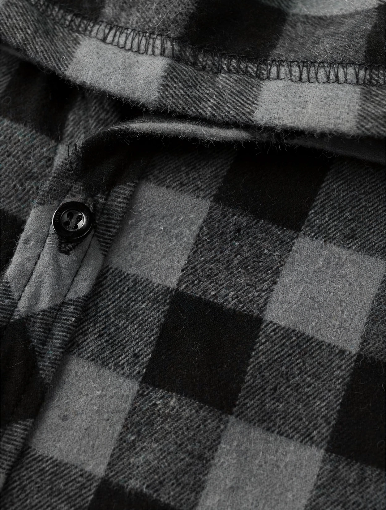 2pcs Men's New York Fashion Trendy Plaid Shirt Hoodie, Plaid Pullover Sweatshirt Flannel Hoodie 40 Close-up macro shot of the dark gray and black flannel fabric, button placket, and hood seam of a fashion trendy plaid shirt hoodie.